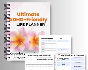 Puede incluir: Un planificador rosa y blanco con el texto "Ultimate ADHD-Friendly Life Planner" en la portada. El planificador tiene una encuadernación en espiral y presenta un diseño floral con flores rosas y amarillas. El planificador incluye secciones para la planificación diaria, el vaciado del cerebro y los objetivos semanales.