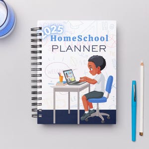 Puede incluir: Una agenda espiral azul y blanca con el texto "2025 HomeSchool PLANNER" en la portada. La portada presenta una ilustración de un joven negro sentado en un escritorio usando una computadora portátil. El fondo es blanco con garabatos coloridos.