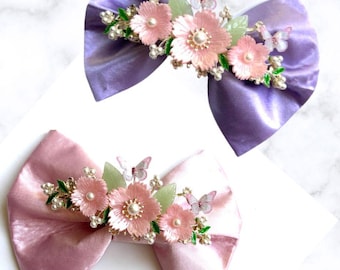 Kokarda Blossom Pearl Butterfly Elegance, sztuczna perła, kokarda dla psa, muszka dla psa i kota lub kokarda do włosów dla dziewczynki, rozmiar M4,5" - L5,5"