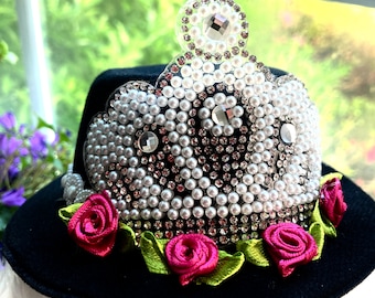 Due look in uno, cappello elegante con corona di perle di rosa reale, cappello con fiori di rosa da giardino, copricapo per animali domestici o ragazze - Taglia unica diametro 5"