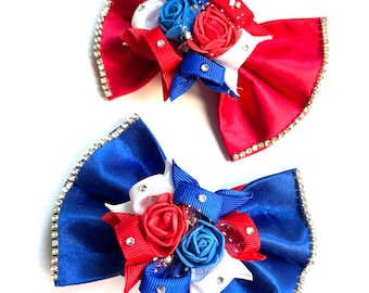 Laço Patriota Rosa com Strass, Flores, Dia da Memória, 4 de Julho, Laço Personalizado para Cachorro, Gravata Borboleta para Animal de Estimação ou Laço de Cabelo para Menina, Tamanhos P 8,9 cm a M 11,4 cm