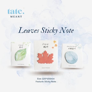 Op de afbeelding: Drie sets kleurrijke sticky notes met bladeren. Elk set heeft een ander bladontwerp en een andere kleur. De notities zijn 120 mm bij 100 mm en zijn gelabeld met "sang ye", "feng ye" en "shui fon lan ye".