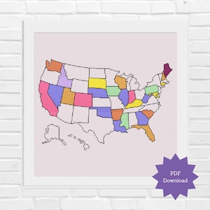 Puede incluir: Un mapa de los Estados Unidos con cada estado coloreado en un color pastel diferente. El mapa está sobre un fondo rosa claro.