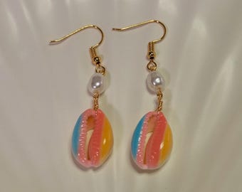 Pendientes colgantes de latón bañado en oro hechos a mano con conchas de arcoíris pintadas con cauri y perlas de imitación