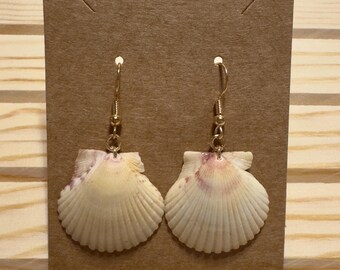 Pendientes colgantes chapados en oro hechos a mano con conchas de vieira naturales de Florida