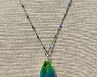 Collar hecho a mano de concha de cauri natural pintada de azul y verde en cadena de acero inoxidable con cuentas verdes y azules
