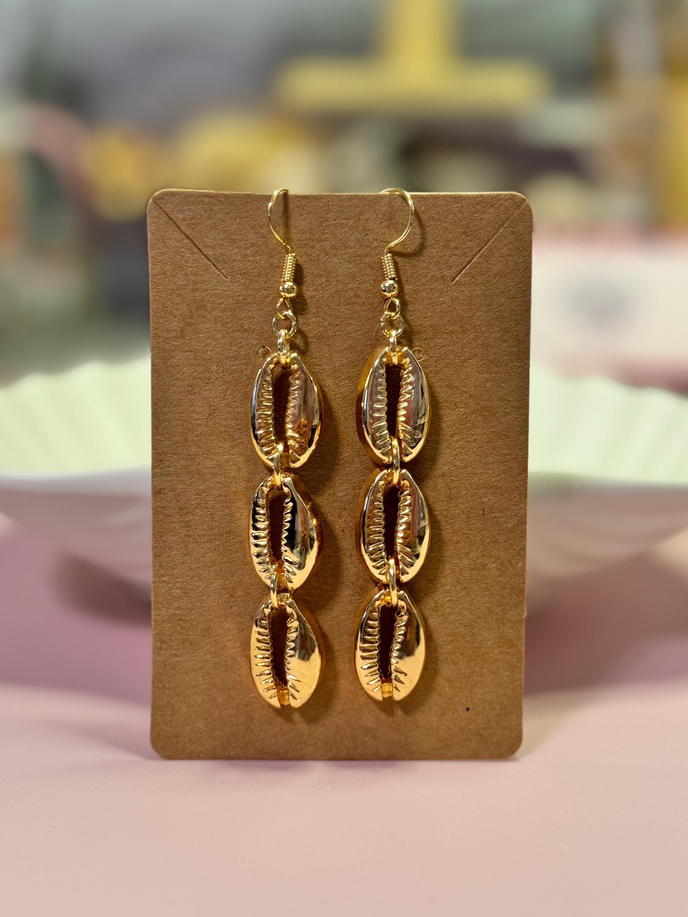 Orecchn a cercho con conchgla d cprea placcat n oro 18 carat