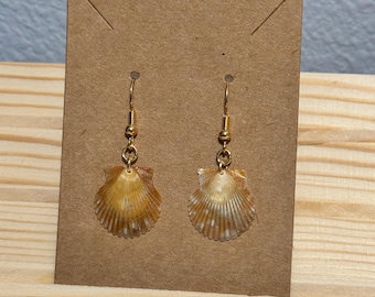Pendientes colgantes chapados en oro hechos a mano con conchas de vieira naturales de Florida