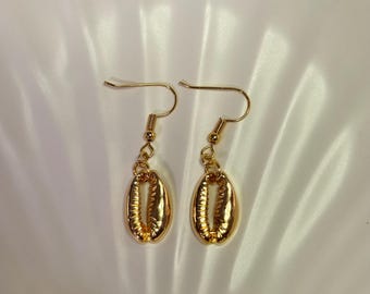 Pendientes colgantes de concha de cauri dorada hechos a mano con baño de oro electrochapado