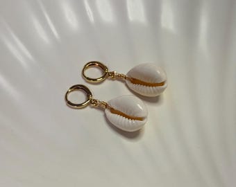 Aros tipo aro con cierre de palanca hechos a mano con conchas de cauri naturales bañados en oro de 14 k