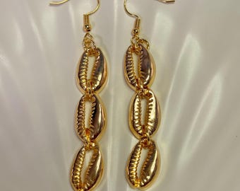 Pendientes colgantes hechos a mano con baño de oro y triple concha marina de cauri