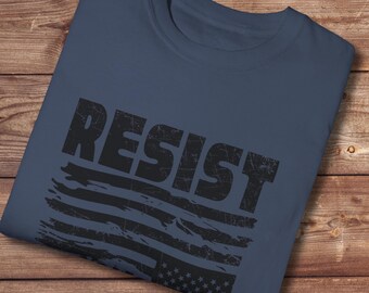 Widerstands-Shirt: Amerikanische Flaggen-Protest-T-Shirt - Komfortfarben, politischer Aktivist-T-Shirt, soziale Gerechtigkeits-Grafik-T-Shirt, Gleichheitserklärung-Shirt