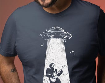 Bigfüße Rocker UFO-Shirt - Retro 90er Jahre T-Shirt, Sasquatch Shirt, lustiges Bigfoot T-Shirt, Camoing T-Shirt, UFO-Shirt, Alien Shirt, lustiges Meme Shirt, Cryptid