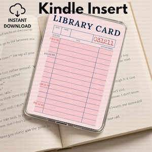 Peut inclure: Un insert Kindle avec un design de carte de bibliothèque rose. La carte comporte des lignes et du texte bleus, avec des champs pour la date, le nom et le titre, avec "LIBRARY CARD" en haut. Les mots "INSTANT DOWNLOAD" sont également visibles.