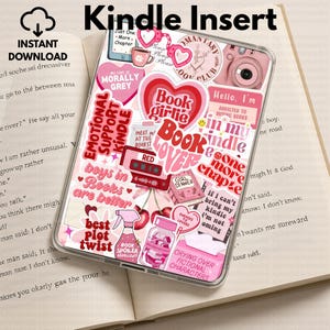 以下が含まれることがあります： ピンクと赤のステッカーで飾られた透明なKindleケース。「Book Lover」、「Book Girlie」、「Emotional Support Kindle」などのフレーズがステッカーに表示されています。ケースにはピンク色のカメラのグラフィックと「Kindle Insert」の文字も表示されています。