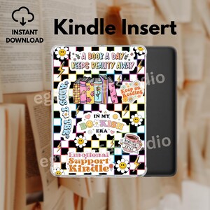 Op de afbeelding: Een Kindle-inzetstuk met een zwart-wit geblokt patroon, met kleurrijke boekillustraties en tekst. De inzet bevat zinnen als "A Book A Day Keeps Reality Away" en "Emotional Support Kindle."