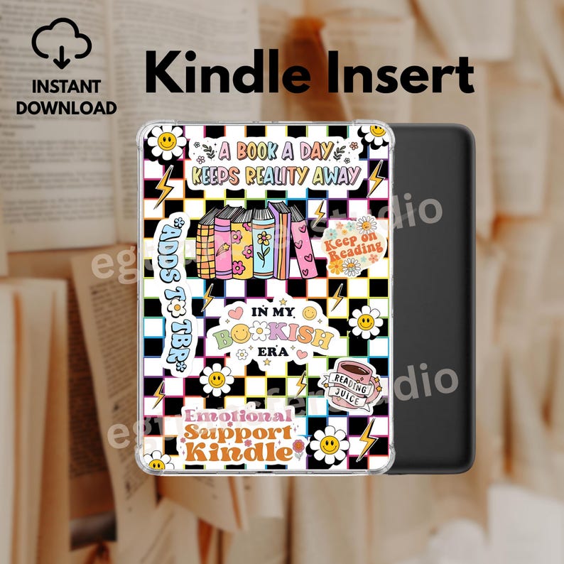 Op de afbeelding: Een Kindle-inzetstuk met een zwart-wit geblokt patroon, met kleurrijke boekillustraties en tekst. De inzet bevat zinnen als "A Book A Day Keeps Reality Away" en "Emotional Support Kindle."