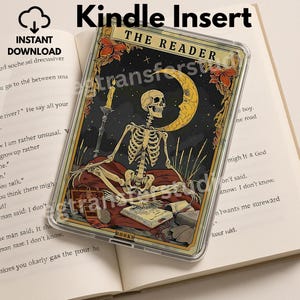 Könnte beinhalten: Kindle-Einsatz mit Tarotkarten-Design. Die Karte zeigt ein Skelett auf einem roten Kissen, das eine Kerze hält, mit einem Mond und Sternenhimmel. Der Text "THE READER" steht oben. Die Wörter "Kindle Insert" und "INSTANT DOWNLOAD" sind ebenfalls sichtbar.