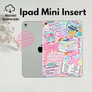 Könnte beinhalten: iPad Mini-Einsatz mit einer transparenten Hülle mit farbenfrohem Design. Das Design umfasst eine rosa Schleife, ein lesendes Cartoon-Mädchen und Text mit der Aufschrift "Kindle Girlie", "Romance Reader" und "I'm all booked up".