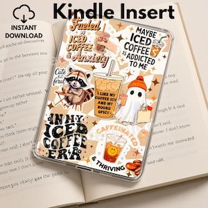 Könnte beinhalten: Transparente Kindle-Hülle mit Kaffee-Motiv. Mit Illustrationen von Kaffeetassen, einem Waschbären und einem Geist, mit Sätzen wie "Fueled by Iced Coffee & Anxiety" und "In My Iced Coffee Era."