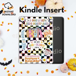 Op de afbeelding: Een doorzichtige Kindle-hoes met een kleurrijk ontwerp met boeken, bloemen en de tekst "A Book A Day Keeps Reality Away". De hoes heeft een zwart-witte geruite achtergrond.