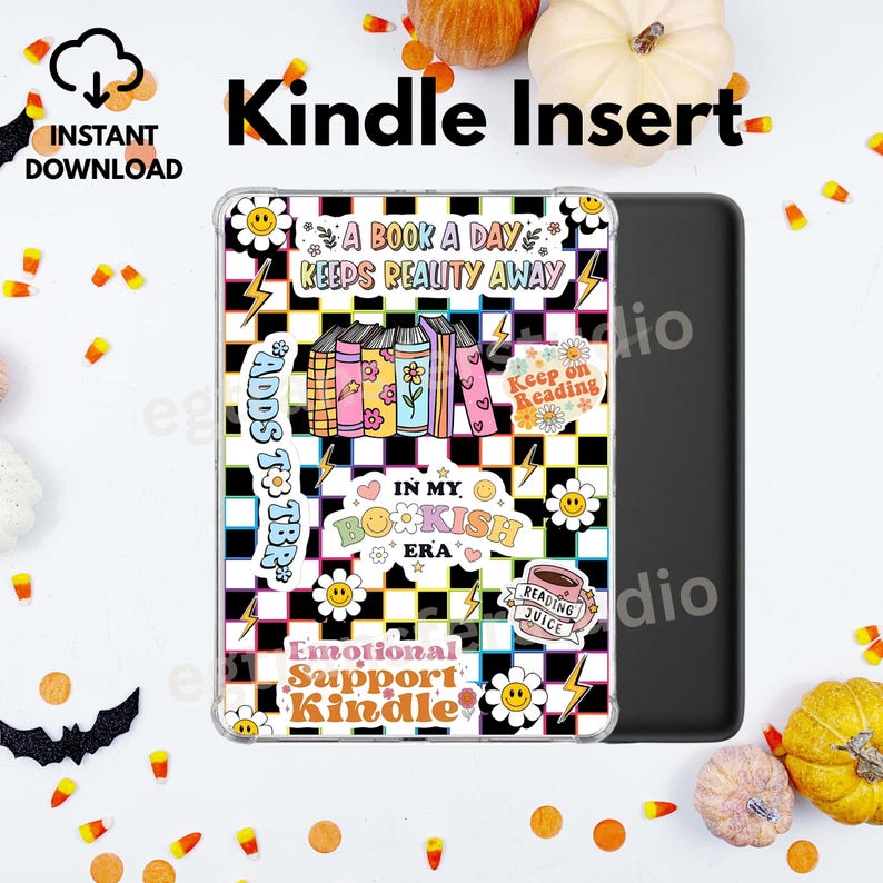 Op de afbeelding: Een doorzichtige Kindle-hoes met een kleurrijk ontwerp met boeken, bloemen en de tekst "A Book A Day Keeps Reality Away". De hoes heeft een zwart-witte geruite achtergrond.