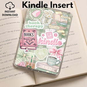 Könnte beinhalten: Transparente Kindle-Hülle mit grünem Vichy-Muster und Aufklebern zum Thema Bücher. Aufkleber enthalten die Wörter "Kindle Insert", "book therapy", "BOOKS", "Kindle Era" und "Cup of Coffee". Die Hülle liegt offen auf einem Buch.