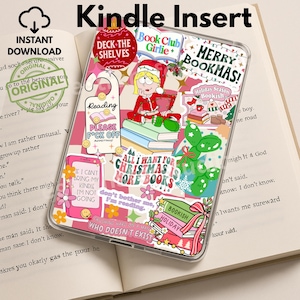 Könnte beinhalten: Eine transparente Kindle-Hülle mit einem farbenfrohen Design mit weihnachtlichen Aufklebern. Die Aufkleber enthalten Sätze wie "Merry Bookmas!" und "All I want for Christmas is more books". Die Hülle liegt auf einem offenen Buch.