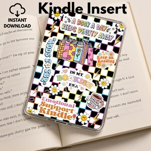 Op de afbeelding: Een doorzichtige Kindle-hoes met een kleurrijk ontwerp met boeken, bloemen en de tekst "A Book A Day Keeps Reality Away". De hoes heeft een zwart-wit geblokte achtergrond en bevat de tekst "Emotional Support Kindle".