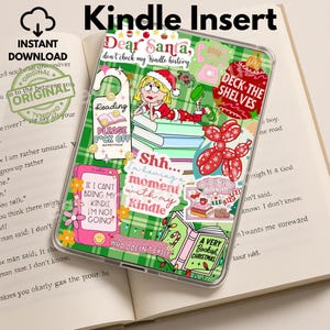 以下が含まれることがあります： 緑のチェック柄と様々なステッカーが付いた透明なKindleケース。「サンタさん、Kindleの履歴をチェックしないで」や「シーッ…Kindleと過ごす時間」などのフレーズが含まれています。「Kindle Insert」の文字が上部にあります。