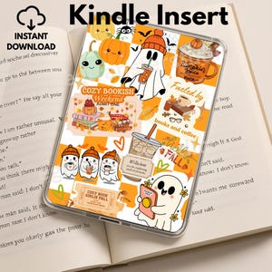 Könnte beinhalten: Kindle-Einsatz mit Herbstthema, mit Kürbissen, Geistern und Kaffee-Illustrationen. Der Einsatz enthält den Text "Cozy Bookish Weekend" und "Fueled by books and coffee". Der Hintergrund ist orange und weiß.