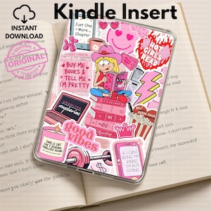 Peut inclure: Une coque transparente pour Kindle ornée d'autocollants roses et de texte. Les autocollants incluent une fille de dessin animé lisant, les mots "Hot Girls Read" et "Buy Me Books & Tell Me I'm Pretty". La coque est posée sur un livre ouvert.