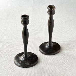 Vintage set van 2 kandelaars van zwart gedraaid hout.