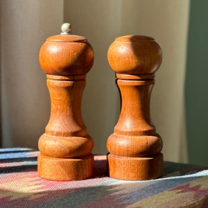 Vintage MCM Paar Holzsalz und Pfefferstreuer, Teakholz. Einzigartig, niedlich, kleine Größe.