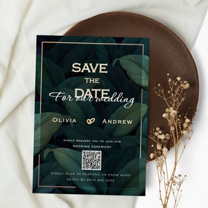 Op de afbeelding: Een trouwkaart met een donkergroene bladeren achtergrond en gouden tekst die luidt "Save the Date for our wedding". De namen Olivia en Andrew staan erop. Bevat een QR-code en details voor de ceremonie.