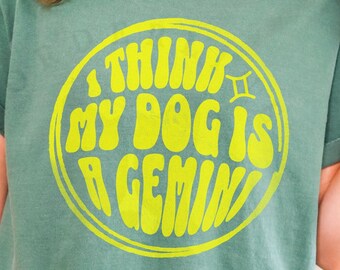 Ik denk dat mijn hond een Gemini Comfort Colors Unisex kledingstuk geverfd T-shirt is, cadeau voor hem of haar, astrologieliefhebber Tee, cadeau voor hondenbezitter