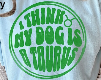 Ik denk dat mijn hond een Taurus Comfort Colors Unisex kledingstuk geverfd T-shirt is, cadeau voor hem of haar, astrologieliefhebber Tee, cadeau voor hondenbezitter
