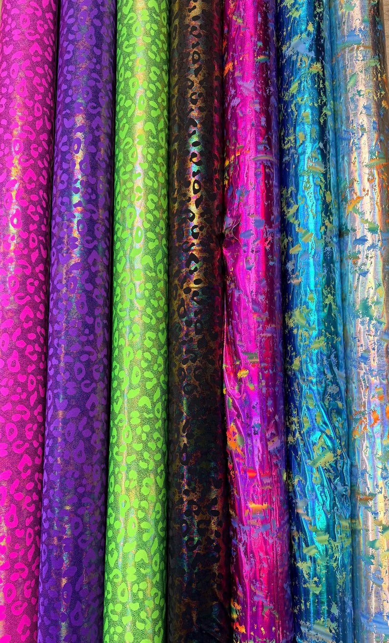 Diseño de leopardo y pintura salpicada, estampado animal exótico, nailon metalizado, spandex, tejido elástico en 4 direcciones de alta calidad, 58/60”. Vendido por YD. imagen 2