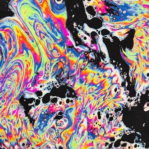 Puede incluir: Arte psicod&eacute;lico abstracto con colores que se arremolinan en azul, verde, amarillo, rosa y naranja. El fondo es negro con peque&ntilde;os puntos blancos y negros.
