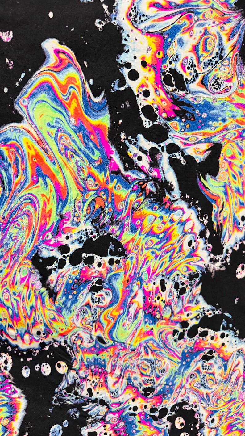 Puede incluir: Arte psicod&eacute;lico abstracto con colores que se arremolinan en azul, verde, amarillo, rosa y naranja. El fondo es negro con peque&ntilde;os puntos blancos y negros.
