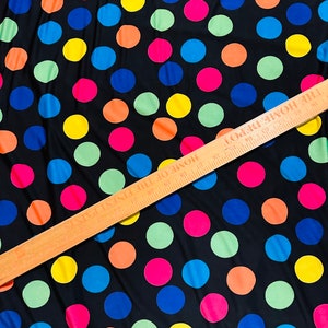 Polka dots design zwart/multicolor print op hoge kwaliteit poly spandex 4-way stretch lichtgewicht 58/60”