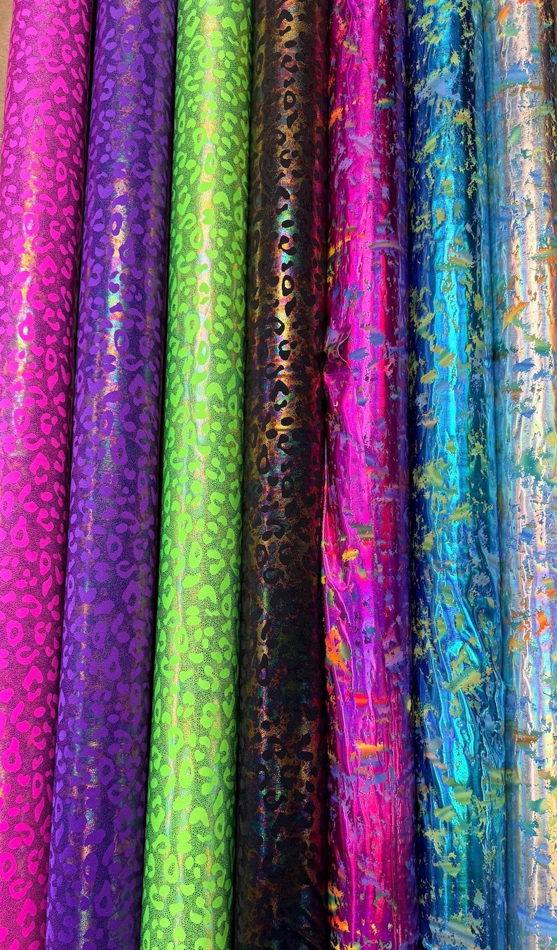 Diseño de leopardo y pintura salpicada, estampado animal exótico, nailon metalizado, spandex, tejido elástico en 4 direcciones de alta calidad, 58/60”. Vendido por YD. imagen 5