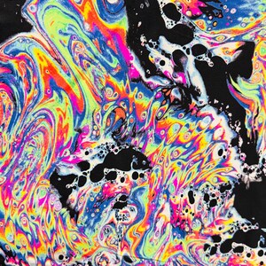 Puede incluir: Impresi&oacute;n de arte psicod&eacute;lico abstracto con colores giratorios de azul, verde, amarillo, naranja, rosa y rojo sobre un fondo negro. Los colores son iridiscentes y crean un efecto fluido y flotante.