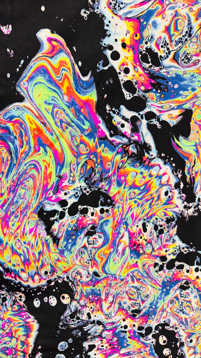 Puede incluir: Impresi&oacute;n de arte psicod&eacute;lico abstracto con colores giratorios de azul, verde, amarillo, naranja, rosa y rojo sobre un fondo negro. Los colores son iridiscentes y crean un efecto fluido y flotante.