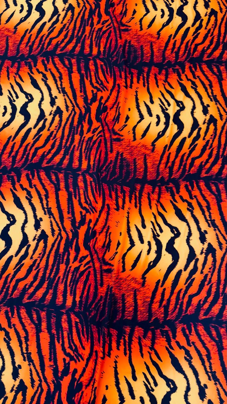 Puede incluir: Patr&oacute;n repetitivo de rayas de tigre. El dise&ntilde;o presenta gruesas rayas negras sobre un degradado de tonos naranja y amarillo, creando un efecto visual llamativo. Adecuado para diversas aplicaciones textiles.