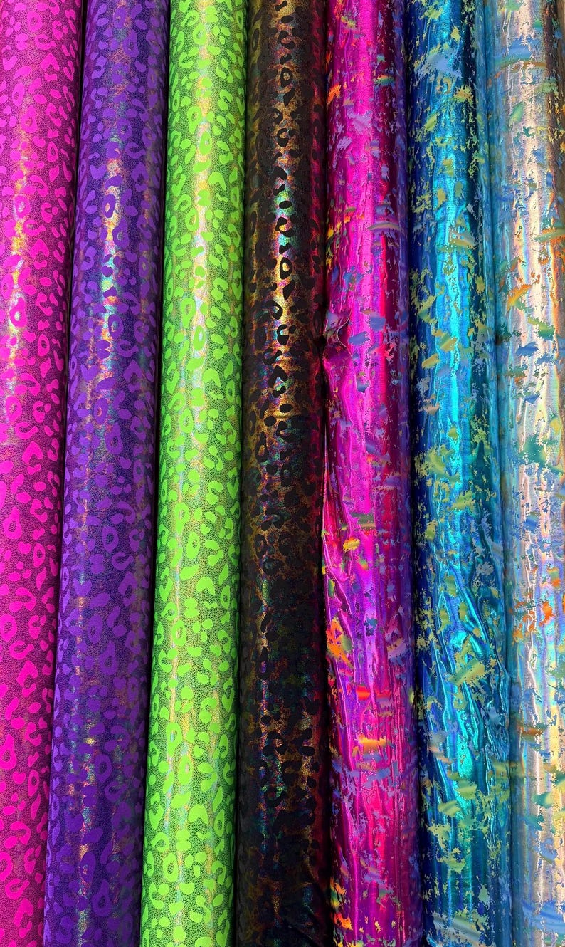 Diseño de leopardo y pintura salpicada, estampado animal exótico, nailon metalizado, spandex, tejido elástico en 4 direcciones de alta calidad, 58/60”. Vendido por YD. imagen 3