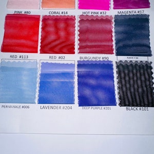 Puede incluir: Una carta de colores de muestras de tela con textura de malla. Las muestras están dispuestas en filas y columnas, con cada muestra etiquetada con un nombre de color y un número. Los colores incluyen rosa, coral, rosa intenso, magenta, rojo, burdeos, azul marino, azul periwinkle, lavanda, morado oscuro y negro.