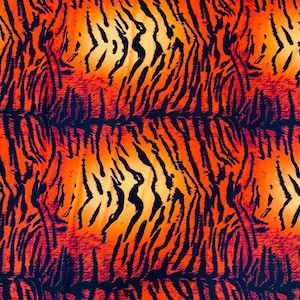 Puede incluir: Patr&oacute;n repetitivo de rayas de tigre. El dise&ntilde;o presenta audaces rayas negras sobre un degradado de colores naranja y amarillo, creando un efecto visual llamativo. Adecuado para diversas aplicaciones.