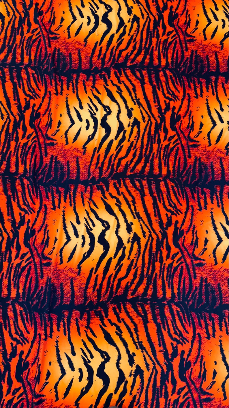 Puede incluir: Patr&oacute;n repetitivo de rayas de tigre. El dise&ntilde;o presenta audaces rayas negras sobre un degradado de colores naranja y amarillo, creando un efecto visual llamativo. Adecuado para diversas aplicaciones.