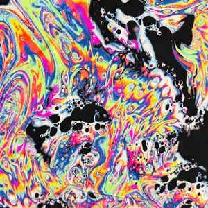 Puede incluir: Impresi&oacute;n de arte psicod&eacute;lico abstracto con colores giratorios de azul, verde, amarillo, naranja, rosa y rojo sobre un fondo negro. Los colores son vibrantes y crean una sensaci&oacute;n de movimiento.